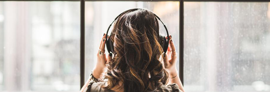 Femme avec un casque de musique